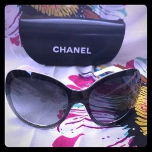 Authentic CHANEL Quilted cat eye, black + white